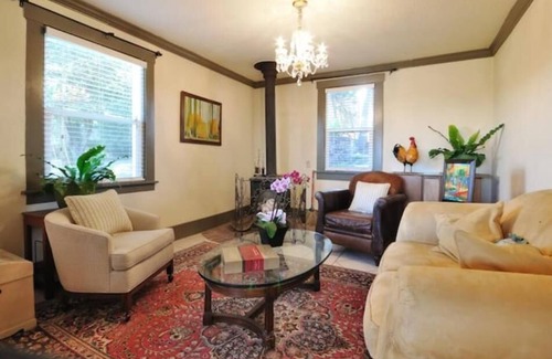 Petaluma House | The Guest House at Azari Vineyards - pool + views