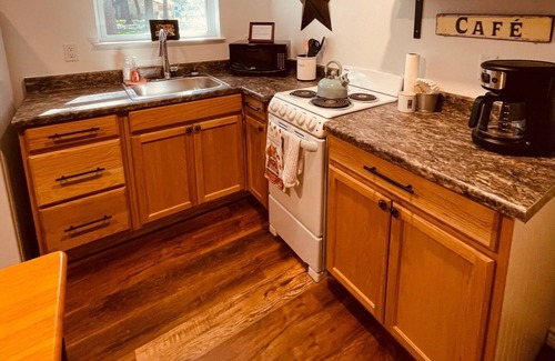 Pecan Acres Cottage | THE GUEST HOUSE AT EAGLE MOUNTAIN LAKE