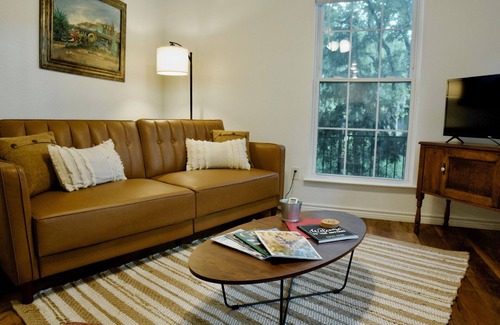 Pecan Acres Cottage | THE GUEST HOUSE AT EAGLE MOUNTAIN LAKE