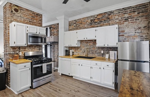 Northside District Apartment | The Headley House #6 - Beautiful, Spacious Downtown Studion#15067971-2