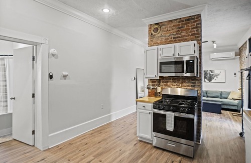 Northside District Apartment | The Headley House #6 - Beautiful, Spacious Downtown Studion#15067971-2