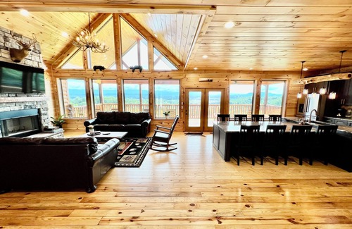 Kodak Cabin | The Heavenly View Hot tub Sauna MNT view WC accessible