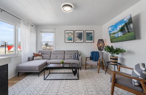 Sylvan Lake Apartment | The Hidden Loft I 5-min Walk 2 Beach I DT I 55 TV