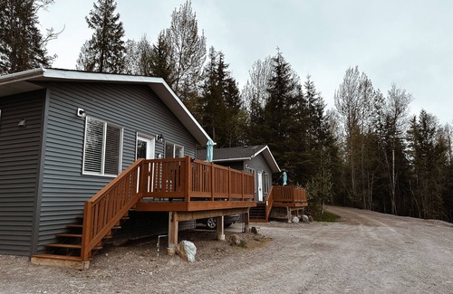 Magna bay Cabin | The Hideout Cabin 2 with Hot tub!