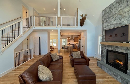 Center Conway House | The Hideout | New, Views, Theater, Fireplace, Deck