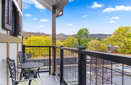 Midway Condo | The Highland Cow Room - Newly Built Midway Loft