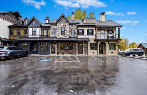 Midway Condo | The Highland Cow Room - Newly Built Midway Loft