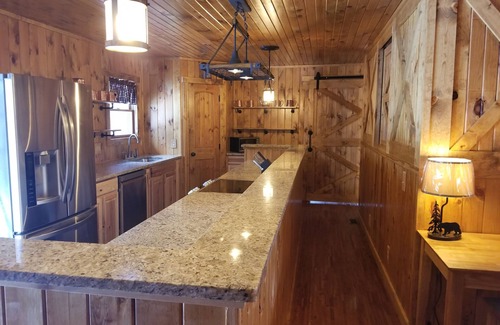 Rockbridge House | The Hillside Lodge is located in the beautiful Hocking Hills region of Ohio!