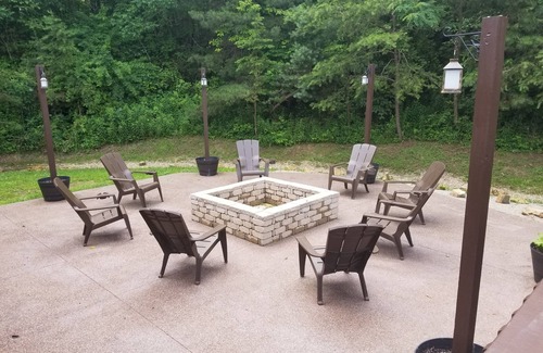 Rockbridge House | The Hillside Lodge is located in the beautiful Hocking Hills region of Ohio!