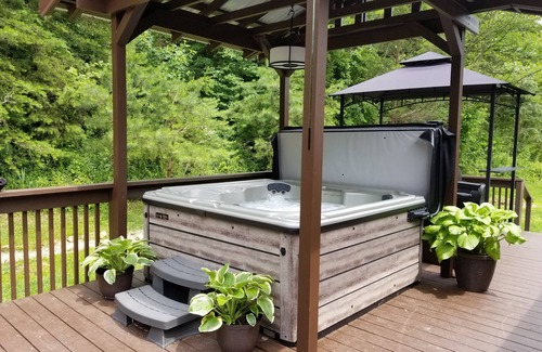 Rockbridge House | The Hillside Lodge is located in the beautiful Hocking Hills region of Ohio!