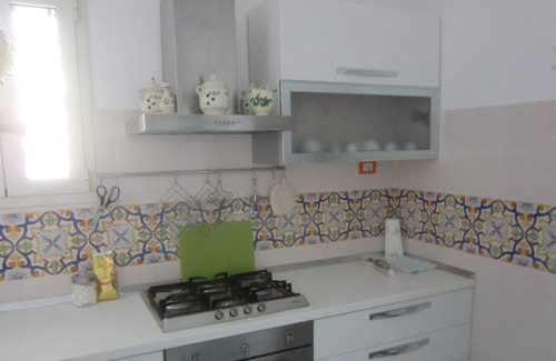 Torre San Giovanni House | The 'House Basin' with garden and pergola behind