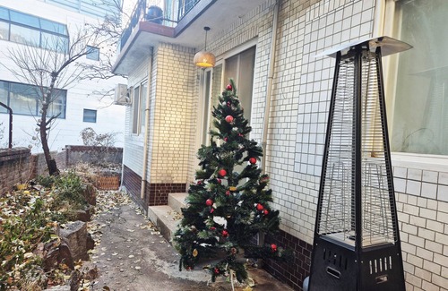Seongbuk-dong Apartment | The house in the city with a garden close to Dongdaemun, GwangjangMarket