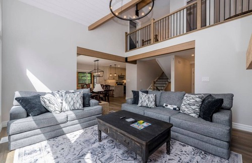 Georgian Bay Apartment | The Huron Woods Retreat with Sauna & Sports Court