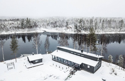 Ranua Villa | The Iconic and cozy 4-bedroom Wikkelä Villa with sauna, jacuzzi & next to river