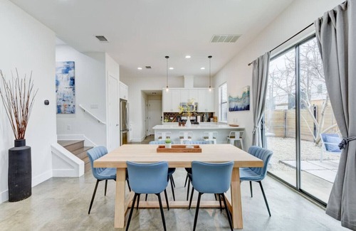 Holly House | The Indigo on 4th | Near Downtown | Austin Hotspots