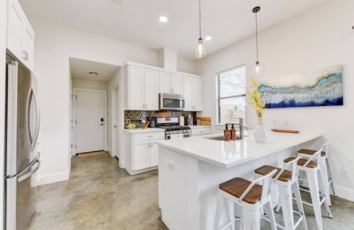 Holly House | The Indigo on 4th | Near Downtown | Austin Hotspots