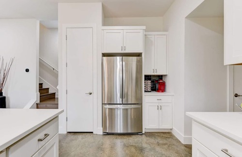 Holly House | The Indigo on 4th | Near Downtown | Austin Hotspots