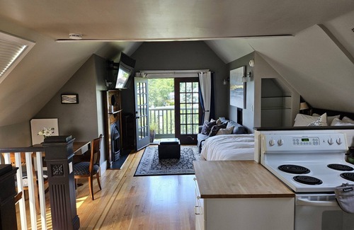 Grandview-Woodland House | The Ivy On Parker Guest House