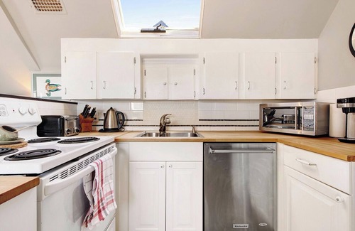 Grandview-Woodland House | The Ivy On Parker Guest House