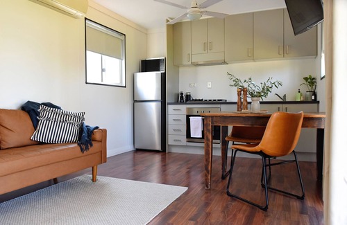 Barmera Cabin | The Jetty Hut - Water Front Stay Lake Bonney Riverland