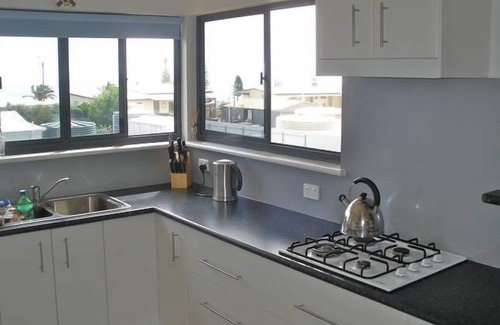 Wallanippie House | The Jewel of the Bay 130 metres from the beach with a view - bright and airy.