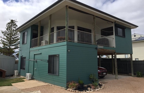 Wallanippie House | The Jewel of the Bay 130 metres from the beach with a view - bright and airy.