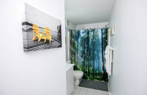 Bracebridge Apartment | The Jypsy Inn - Muskoka Room Bracebridge