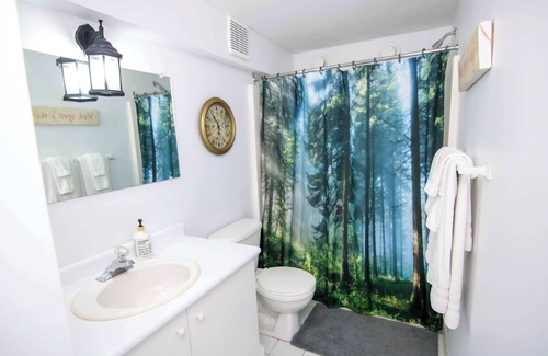 Bracebridge Apartment | The Jypsy Inn - Muskoka Room Bracebridge