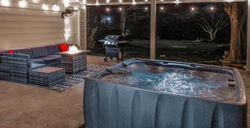 Ellendale House | The Kirby House: King Bed, Hot Tub, Game Rooms, Gym