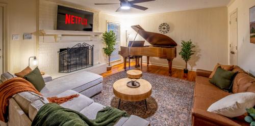 Ellendale House | The Kirby House: King Bed, Hot Tub, Game Rooms, Gym