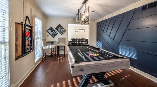 Ellendale House | The Kirby House: King Bed, Hot Tub, Game Rooms, Gym