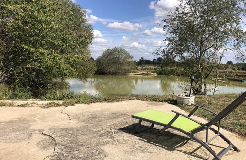 Bommiers Cottage | The Lake Room Cottage with Private Fishing Lake