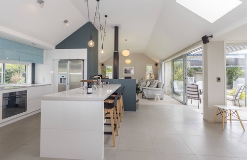 Lowburn House | The Lakehouse - Cromwell Holiday Home