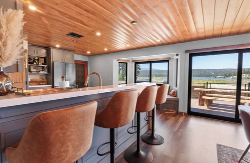 Fawnskin Cabin | The Lazy Bear - Modern, Lake Views, Smart TV, Deck, BBQ