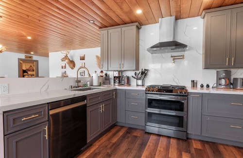 Fawnskin Cabin | The Lazy Bear - Modern, Lake Views, Smart TV, Deck, BBQ