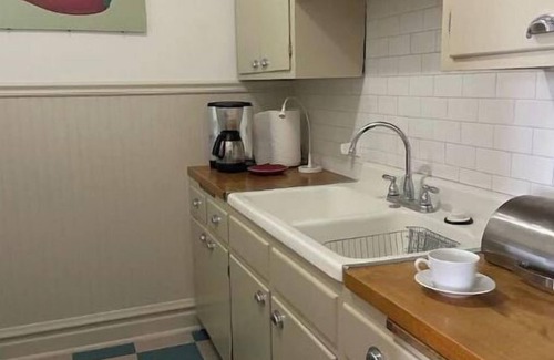 Logan Square Apartment | The Logan Square Guest House - Classic Vintage Comfort With Free Parking!