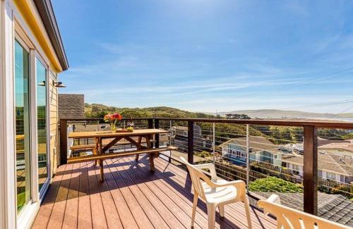 Dillon Beach House | The Lookout! Stunning Views! Walk to Beach! BBQ! Fast WiFi! Dog Friendly!