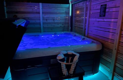 Hollister House | The Luxx - ALL NEW/4 BD/Poolside/Hot Tub/Lake View