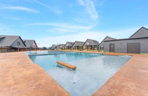 Hollister House | The Luxx - ALL NEW/4 BD/Poolside/Hot Tub/Lake View