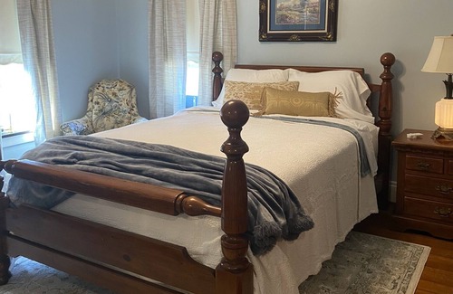 Dover House | The Manor - Spacious, Elegant, and in a great location!