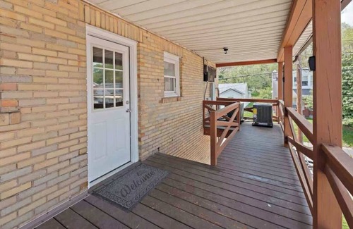 Ashland Apartment | The Market Place by Nest and Bloom Suite 4 (5045)