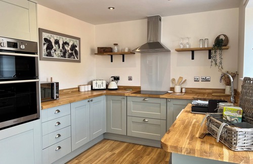 Thornicombe Cottage | THE MILL, pet friendly, with hot tub in Blandford Saint Mary