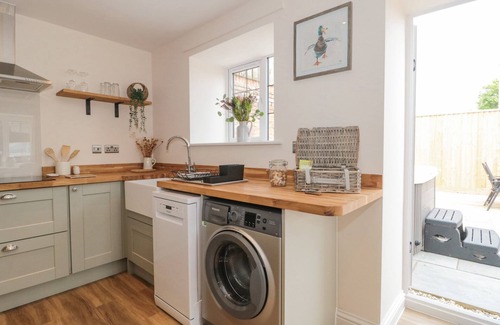 Thornicombe Cottage | THE MILL, pet friendly, with hot tub in Blandford Saint Mary