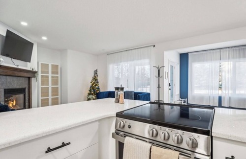 Cochrane House | The Modern Lodge Retreat with INFRARED SAUNA & Amenities for Rest and Relaxation