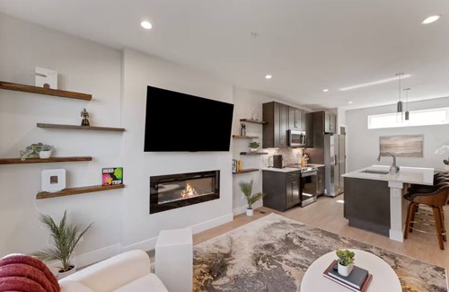 Barths House | The Modern Muse Art Home