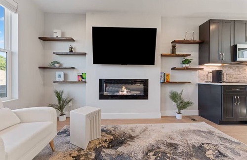 Barths House | The Modern Muse Art Home