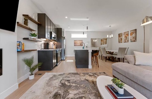 Barths House | The Modern Muse Art Home