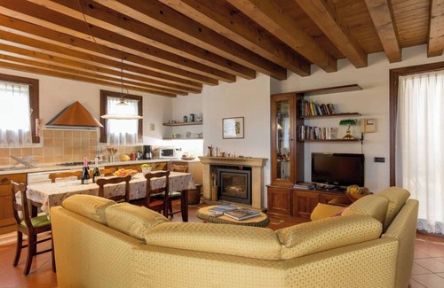 Castegnero Apartment | The Mulberries three bedroom and two bathroom apartment