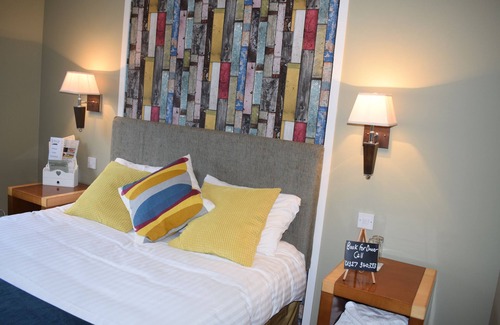 Pottersbury Hotel | The Narrowboat At Weedon