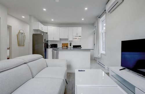 Cote-Des-Neiges—Notre-Dame-De-Grace Apartment | The NDG Escape Prime Location and Cozy Stay